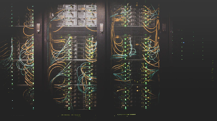Corredor iluminado entre fileiras de servidores em um data center