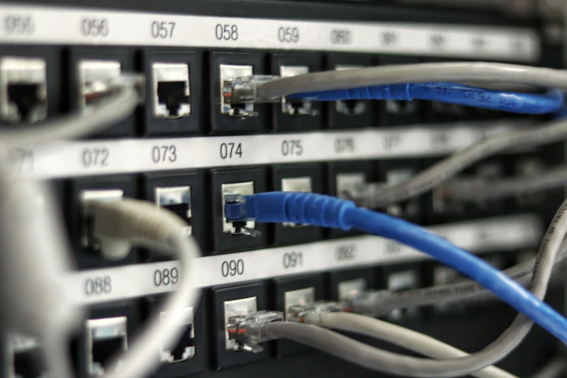 Racks de servidores alinhados em um data center escuro